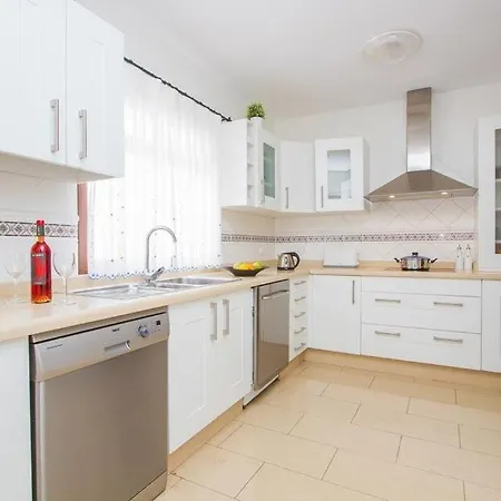 Puerto Del Carmen Sleeps 6 Pool Wifi Villa Puerto del Carmen (Lanzarote)